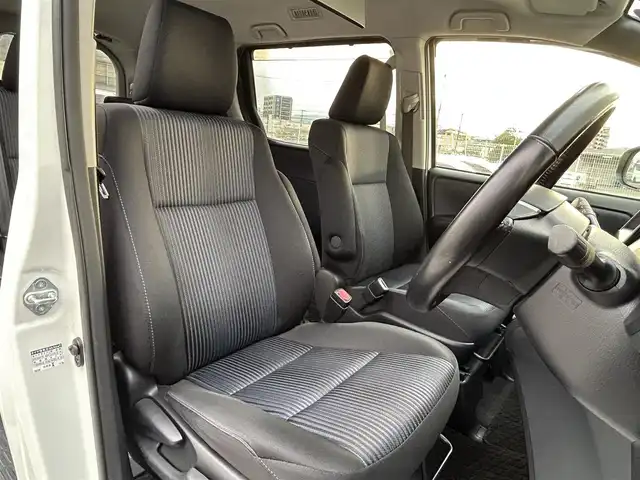 トヨタ ヴォクシー ZS 福岡県 2014(平26)年 7.8万km ホワイトパールクリスタルシャイン 純正7型SDナビ(フルセグTV/CD/DVD/BT)バックカメラ後席フリップダウンモニター両側パワスラETC純正フロアマット純正LEDヘッドライト純正16インチアルミホイールプッシュスタートスマートキー