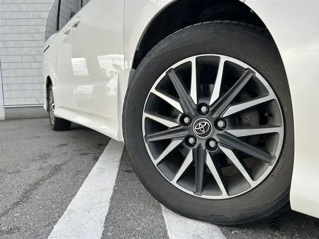 トヨタ ヴォクシー ZS 福岡県 2014(平26)年 7.8万km ホワイトパールクリスタルシャイン 純正7型SDナビ(フルセグTV/CD/DVD/BT)バックカメラ後席フリップダウンモニター両側パワスラETC純正フロアマット純正LEDヘッドライト純正16インチアルミホイールプッシュスタートスマートキー