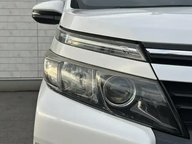 トヨタ ヴォクシー ZS 福岡県 2014(平26)年 7.8万km ホワイトパールクリスタルシャイン 純正7型SDナビ(フルセグTV/CD/DVD/BT)バックカメラ後席フリップダウンモニター両側パワスラETC純正フロアマット純正LEDヘッドライト純正16インチアルミホイールプッシュスタートスマートキー