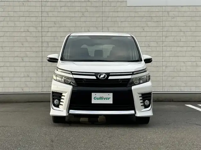 トヨタ ヴォクシー ZS 福岡県 2014(平26)年 7.8万km ホワイトパールクリスタルシャイン 純正7型SDナビ(フルセグTV/CD/DVD/BT)バックカメラ後席フリップダウンモニター両側パワスラETC純正フロアマット純正LEDヘッドライト純正16インチアルミホイールプッシュスタートスマートキー