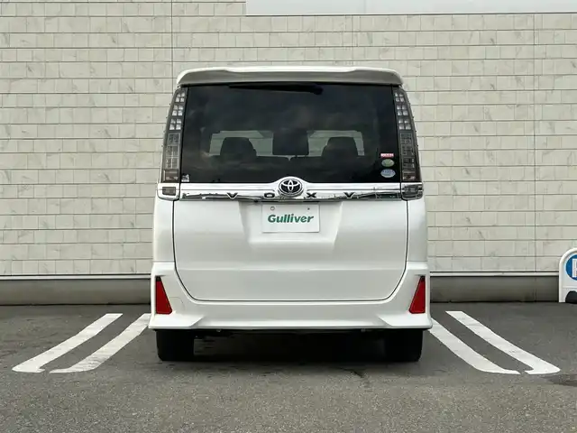 トヨタ ヴォクシー ZS 福岡県 2014(平26)年 7.8万km ホワイトパールクリスタルシャイン 純正7型SDナビ(フルセグTV/CD/DVD/BT)バックカメラ後席フリップダウンモニター両側パワスラETC純正フロアマット純正LEDヘッドライト純正16インチアルミホイールプッシュスタートスマートキー