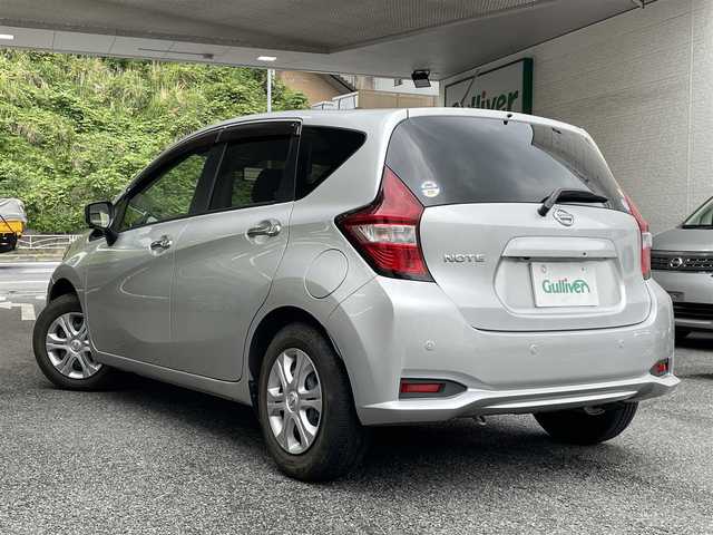 日産 ノート X DIG－S 神奈川県 2016(平28)年 0.9万km ブリリアントシルバー ワンオーナー/スーパーチャージャー/AM・FMラジオ/CD/アイドリングストップ/コーナーセンサー/プリクラッシュセーフティシステム/車両逸脱警報システム/ドアバイザー/純正HIDヘッドライト/スマートキー×2/プッシュEgスタート/ストップ/取扱説明書/新車時保証書