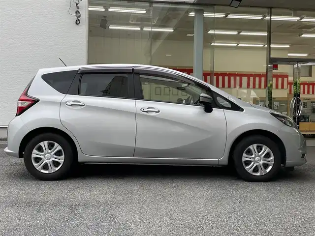 日産 ノート X DIG－S 神奈川県 2016(平28)年 0.9万km ブリリアントシルバー ワンオーナー/スーパーチャージャー/AM・FMラジオ/CD/アイドリングストップ/コーナーセンサー/プリクラッシュセーフティシステム/車両逸脱警報システム/ドアバイザー/純正HIDヘッドライト/スマートキー×2/プッシュEgスタート/ストップ/取扱説明書/新車時保証書