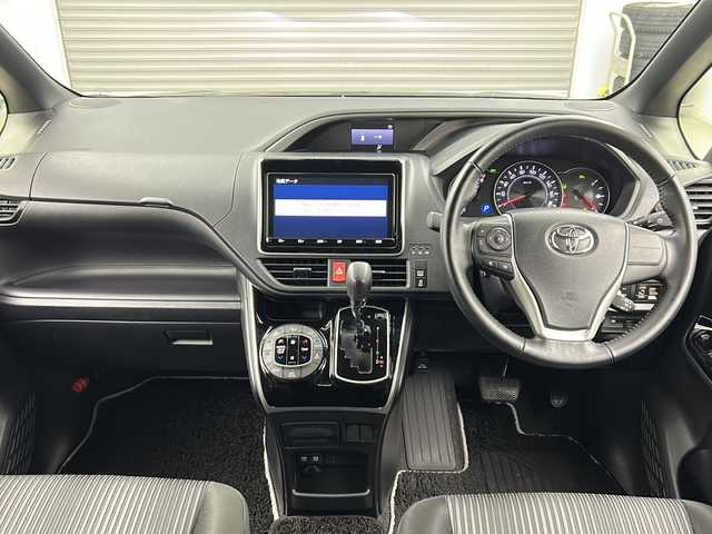 トヨタ ヴォクシー ZS 煌Ⅱ 三重県 2020(令2)年 1.9万km ブラック 禁煙車/純正9インチナビ/CD/DVD/BT/MSV/フルセグTV/バックカメラ/クルーズコントロール/オートハイビーム/プリクラッシュセーフティ/車線逸脱システム/両側パワースライドドア/純正16インチAW/ETC/スマートキー/純正LEDライト/フォグライト