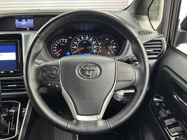 トヨタ ヴォクシー ZS 煌Ⅱ 三重県 2020(令2)年 1.9万km ブラック 禁煙車/純正9インチナビ/CD/DVD/BT/MSV/フルセグTV/バックカメラ/クルーズコントロール/オートハイビーム/プリクラッシュセーフティ/車線逸脱システム/両側パワースライドドア/純正16インチAW/ETC/スマートキー/純正LEDライト/フォグライト