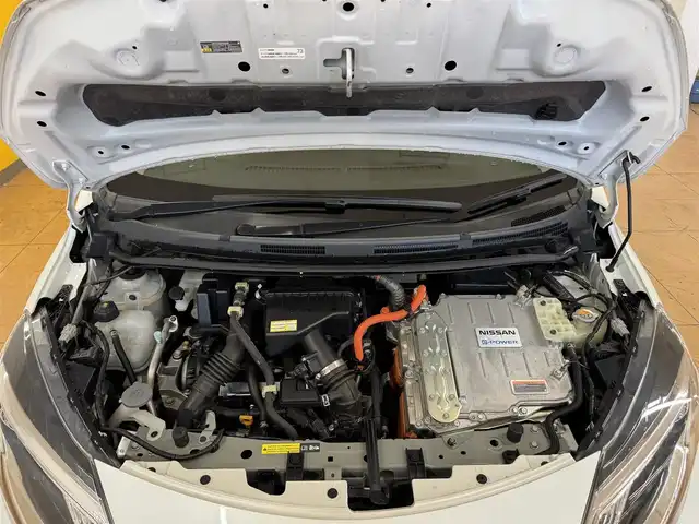 日産 ノート e－パワー X 群馬県 2019(平31)年 7.2万km ブリリアントホワイトパール 安全装備/・衝突軽減ブレーキ/・クルーズコントロール/・アラウンドビューモニター/・レーンキープアシスト/・オートハイビーム/・オートライト/・インテリジェントルームミラー/・横滑り防止/・コーナーセンサー/純正7インチワイドナビ/・AM/FM/MSV/・Bluetooth/SD/・フルセグTV/CD/DVD/LEDヘッドライト/LEDフォグランプ/ETC/純正フロアマット/純正ドアバイザー/純正15インチアルミホイール/スマートキー/プッシュスタート