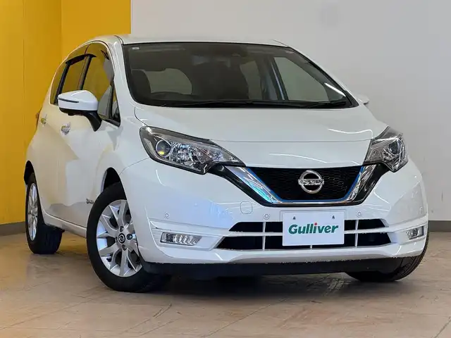 日産 ノート e－パワー X 群馬県 2019(平31)年 7.2万km ブリリアントホワイトパール 安全装備/・衝突軽減ブレーキ/・クルーズコントロール/・アラウンドビューモニター/・レーンキープアシスト/・オートハイビーム/・オートライト/・インテリジェントルームミラー/・横滑り防止/・コーナーセンサー/純正7インチワイドナビ/・AM/FM/MSV/・Bluetooth/SD/・フルセグTV/CD/DVD/LEDヘッドライト/LEDフォグランプ/ETC/純正フロアマット/純正ドアバイザー/純正15インチアルミホイール/スマートキー/プッシュスタート
