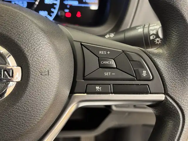 日産 ノート e－パワー X 群馬県 2019(平31)年 7.2万km ブリリアントホワイトパール 安全装備/・衝突軽減ブレーキ/・クルーズコントロール/・アラウンドビューモニター/・レーンキープアシスト/・オートハイビーム/・オートライト/・インテリジェントルームミラー/・横滑り防止/・コーナーセンサー/純正7インチワイドナビ/・AM/FM/MSV/・Bluetooth/SD/・フルセグTV/CD/DVD/LEDヘッドライト/LEDフォグランプ/ETC/純正フロアマット/純正ドアバイザー/純正15インチアルミホイール/スマートキー/プッシュスタート