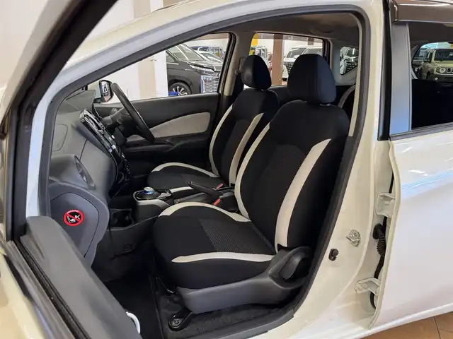 日産 ノート e－パワー X 群馬県 2019(平31)年 7.2万km ブリリアントホワイトパール 安全装備/・衝突軽減ブレーキ/・クルーズコントロール/・アラウンドビューモニター/・レーンキープアシスト/・オートハイビーム/・オートライト/・インテリジェントルームミラー/・横滑り防止/・コーナーセンサー/純正7インチワイドナビ/・AM/FM/MSV/・Bluetooth/SD/・フルセグTV/CD/DVD/LEDヘッドライト/LEDフォグランプ/ETC/純正フロアマット/純正ドアバイザー/純正15インチアルミホイール/スマートキー/プッシュスタート