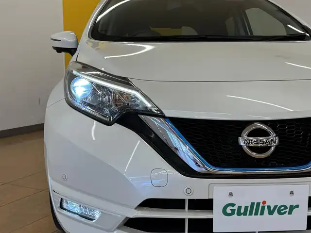 日産 ノート e－パワー X 群馬県 2019(平31)年 7.2万km ブリリアントホワイトパール 安全装備/・衝突軽減ブレーキ/・クルーズコントロール/・アラウンドビューモニター/・レーンキープアシスト/・オートハイビーム/・オートライト/・インテリジェントルームミラー/・横滑り防止/・コーナーセンサー/純正7インチワイドナビ/・AM/FM/MSV/・Bluetooth/SD/・フルセグTV/CD/DVD/LEDヘッドライト/LEDフォグランプ/ETC/純正フロアマット/純正ドアバイザー/純正15インチアルミホイール/スマートキー/プッシュスタート