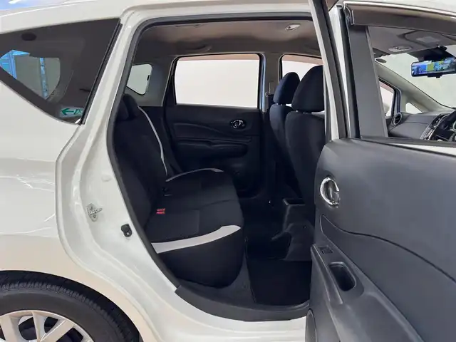 日産 ノート e－パワー X 群馬県 2019(平31)年 7.2万km ブリリアントホワイトパール 安全装備/・衝突軽減ブレーキ/・クルーズコントロール/・アラウンドビューモニター/・レーンキープアシスト/・オートハイビーム/・オートライト/・インテリジェントルームミラー/・横滑り防止/・コーナーセンサー/純正7インチワイドナビ/・AM/FM/MSV/・Bluetooth/SD/・フルセグTV/CD/DVD/LEDヘッドライト/LEDフォグランプ/ETC/純正フロアマット/純正ドアバイザー/純正15インチアルミホイール/スマートキー/プッシュスタート