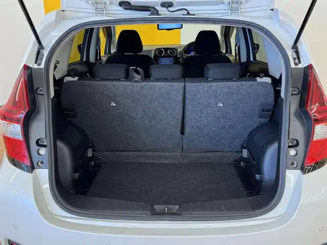 日産 ノート e－パワー X 群馬県 2019(平31)年 7.2万km ブリリアントホワイトパール 安全装備/・衝突軽減ブレーキ/・クルーズコントロール/・アラウンドビューモニター/・レーンキープアシスト/・オートハイビーム/・オートライト/・インテリジェントルームミラー/・横滑り防止/・コーナーセンサー/純正7インチワイドナビ/・AM/FM/MSV/・Bluetooth/SD/・フルセグTV/CD/DVD/LEDヘッドライト/LEDフォグランプ/ETC/純正フロアマット/純正ドアバイザー/純正15インチアルミホイール/スマートキー/プッシュスタート