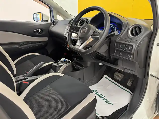 日産 ノート e－パワー X 群馬県 2019(平31)年 7.2万km ブリリアントホワイトパール 安全装備/・衝突軽減ブレーキ/・クルーズコントロール/・アラウンドビューモニター/・レーンキープアシスト/・オートハイビーム/・オートライト/・インテリジェントルームミラー/・横滑り防止/・コーナーセンサー/純正7インチワイドナビ/・AM/FM/MSV/・Bluetooth/SD/・フルセグTV/CD/DVD/LEDヘッドライト/LEDフォグランプ/ETC/純正フロアマット/純正ドアバイザー/純正15インチアルミホイール/スマートキー/プッシュスタート