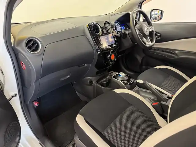 日産 ノート e－パワー X 群馬県 2019(平31)年 7.2万km ブリリアントホワイトパール 安全装備/・衝突軽減ブレーキ/・クルーズコントロール/・アラウンドビューモニター/・レーンキープアシスト/・オートハイビーム/・オートライト/・インテリジェントルームミラー/・横滑り防止/・コーナーセンサー/純正7インチワイドナビ/・AM/FM/MSV/・Bluetooth/SD/・フルセグTV/CD/DVD/LEDヘッドライト/LEDフォグランプ/ETC/純正フロアマット/純正ドアバイザー/純正15インチアルミホイール/スマートキー/プッシュスタート