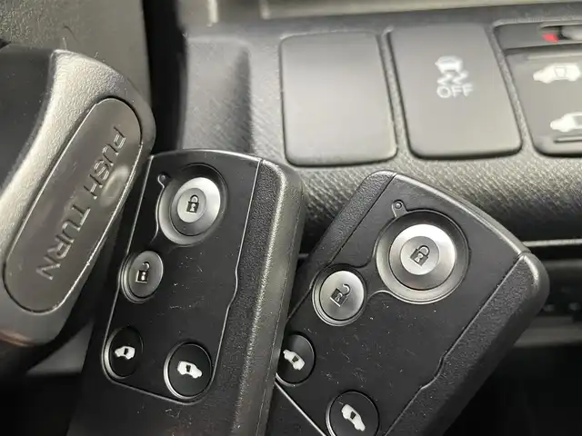 ホンダ ステップワゴン スパーダ Z 群馬県 2013(平25)年 7.9万km ポリッシュドメタルメタリック 禁煙車　純正９型ナビ　社外後席モニター　Ｂモニター　両側パワスラ　Ｈ．Ｉ．Ｄ　フォグランプ　オートライト　オートエアコン　電格ミラー　ステリモ　ビルトインＥＴＣ　スマートキー　スペアキー　純正アルミ