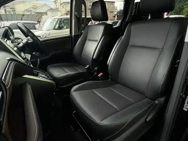 トヨタ エスクァイア Gi 埼玉県 2017(平29)年 3.6万km スパークリングブラックパールクリスタルシャイン レザーシート/前席シートヒーター/純正９インチナビＴＶ/バックカメラ/ビルトインＥＴＣ2.0/両側パワースライドドア/LEDヘッドライト/クルーズコントロール/衝突軽減ブレーキ/純正アルミホイール/プッシュスタート/スマートキー/走行３５８０１キロ/保証書付整備手帳/取扱説明書
