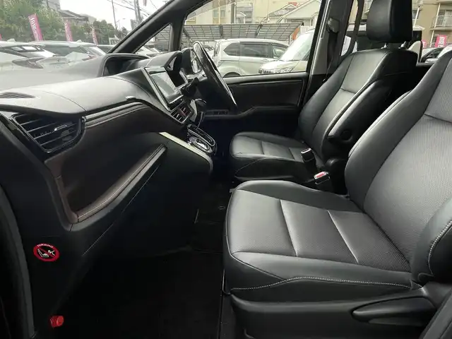 トヨタ エスクァイア Gi 埼玉県 2017(平29)年 3.6万km スパークリングブラックパールクリスタルシャイン レザーシート/前席シートヒーター/純正９インチナビＴＶ/バックカメラ/ビルトインＥＴＣ2.0/両側パワースライドドア/LEDヘッドライト/クルーズコントロール/衝突軽減ブレーキ/純正アルミホイール/プッシュスタート/スマートキー/走行３５８０１キロ/保証書付整備手帳/取扱説明書