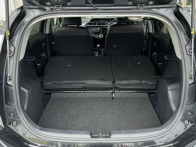 トヨタ アクア X－URBAN 静岡県 2016(平28)年 7.5万km ブラックマイカ 純正ナビ/・AM/FM/・CD/DVD/・SD/・TV/・Bluetooth/・USB/主要装備/・ＥＴＣ/・衝突被害軽減システム/・シートヒーター/・バックカメラ/・レーンキープアシスト/・オートハイビーム/・LEDヘッドライト/・フォグランプ/・ステアリングスイッチ/・横滑り防止装置/・ｎａｎｏｅ/・コーナーセンサー/・ドライブレコーダー