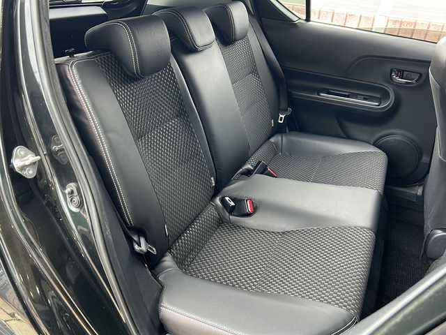 トヨタ アクア X－URBAN 静岡県 2016(平28)年 7.5万km ブラックマイカ 純正ナビ/・AM/FM/・CD/DVD/・SD/・TV/・Bluetooth/・USB/主要装備/・ＥＴＣ/・衝突被害軽減システム/・シートヒーター/・バックカメラ/・レーンキープアシスト/・オートハイビーム/・LEDヘッドライト/・フォグランプ/・ステアリングスイッチ/・横滑り防止装置/・ｎａｎｏｅ/・コーナーセンサー/・ドライブレコーダー