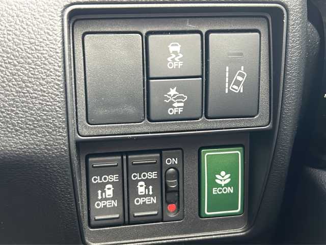 ホンダ オデッセイ アブソルート ホンダセンシング 福岡県 2017(平29)年 5.2万km プレミアムヴィーナスブラックP 純ナビVXM-184VFi(AM/FM/CD/DVD/ワンセグTV/USB/SD/BT)/バックカメラ/社外前方ドライブレコーダー/ビルトインETC/ホンダセンシング/・衝突軽減ブレーキ/・車線逸脱警報/・クルーズコントロール追従あり/両側パワースライドドア/D席パワーシート/オートライト/フォグランプ/電動格納ミラー/ステアリングスイッチ/パドルシフト/プッシュスタート/純正ドアバイザー/後席サンシェード/ISOFIX/W+サイド+カーテンエアバック