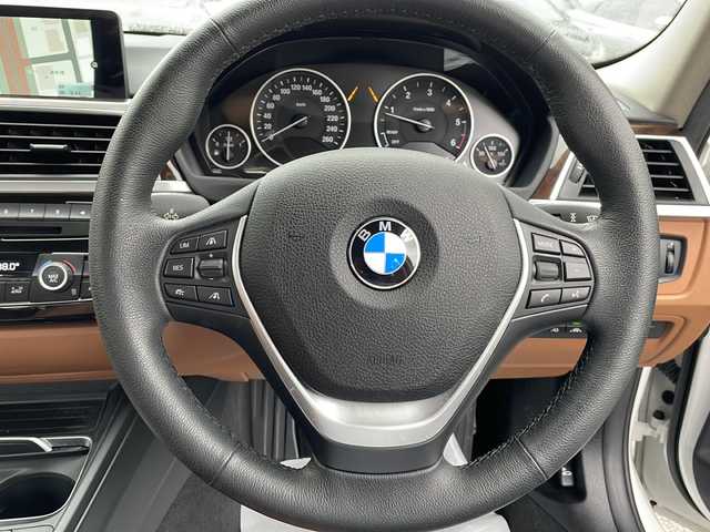 ＢＭＷ ３２０ｄ ラグジュアリー 東京都 2016(平28)年 4.1万km ミネラルホワイト 新車時保証書　/インテリジェントセーフティー/レーンチェンジウォーニング/レーンディパーチャーウォーニング/アダプティブクルーズコントロール/アイドリングストップ/純正HDDナビ/CD/DVD/REC/USB/BT/AUX/バックカメラ　ルームミラー内臓ETC/Fドライブレコーダー/フロントパワーシート【運転席メモリー付】/レザーシート/シートヒーター/LEDヘッドライト/オートライト/スマートキー×２/革巻きハンドル/純正17インチアルミ