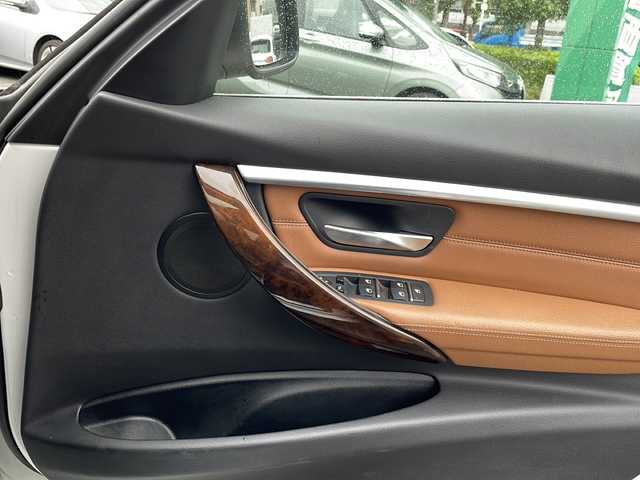 ＢＭＷ ３２０ｄ ラグジュアリー 東京都 2016(平28)年 4.1万km ミネラルホワイト 新車時保証書　/インテリジェントセーフティー/レーンチェンジウォーニング/レーンディパーチャーウォーニング/アダプティブクルーズコントロール/アイドリングストップ/純正HDDナビ/CD/DVD/REC/USB/BT/AUX/バックカメラ　ルームミラー内臓ETC/Fドライブレコーダー/フロントパワーシート【運転席メモリー付】/レザーシート/シートヒーター/LEDヘッドライト/オートライト/スマートキー×２/革巻きハンドル/純正17インチアルミ