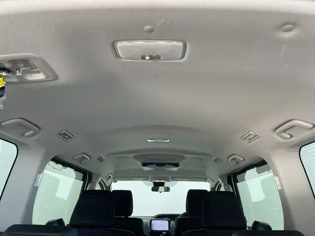 トヨタ ヴォクシー ZS 煌Ⅱ 群馬県 2016(平28)年 6.8万km ホワイトパールクリスタルシャイン １２型後席モニター　アルパイン９型ナビ　フルセグＴＶ　バックカメラ　両側電動スライドドア　衝突被害軽減ブレーキ　レーンアシスト　ＬＥＤライト　オートハイビーム　ビルトインＥＴＣ　スマートキー　禁煙車