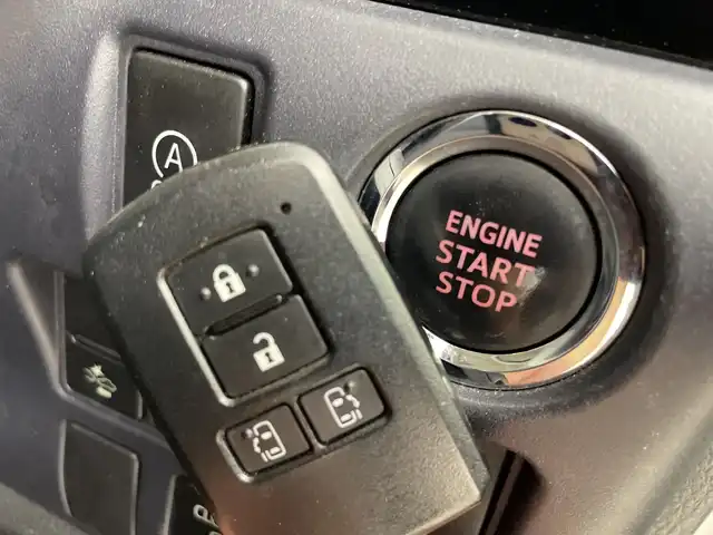 トヨタ ヴォクシー ZS 煌Ⅱ 群馬県 2016(平28)年 6.8万km ホワイトパールクリスタルシャイン １２型後席モニター　アルパイン９型ナビ　フルセグＴＶ　バックカメラ　両側電動スライドドア　衝突被害軽減ブレーキ　レーンアシスト　ＬＥＤライト　オートハイビーム　ビルトインＥＴＣ　スマートキー　禁煙車