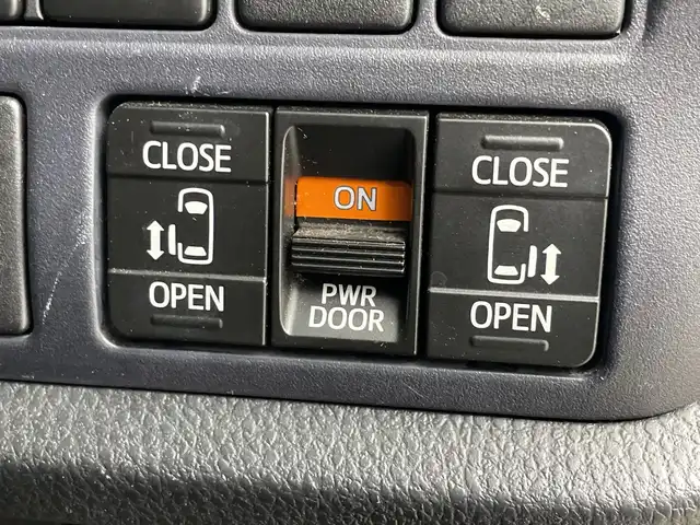 トヨタ ヴォクシー ZS 煌Ⅱ 群馬県 2016(平28)年 6.8万km ホワイトパールクリスタルシャイン １２型後席モニター　アルパイン９型ナビ　フルセグＴＶ　バックカメラ　両側電動スライドドア　衝突被害軽減ブレーキ　レーンアシスト　ＬＥＤライト　オートハイビーム　ビルトインＥＴＣ　スマートキー　禁煙車