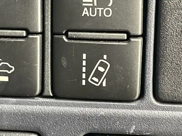 トヨタ ヴォクシー ZS 煌Ⅱ 群馬県 2016(平28)年 6.8万km ホワイトパールクリスタルシャイン １２型後席モニター　アルパイン９型ナビ　フルセグＴＶ　バックカメラ　両側電動スライドドア　衝突被害軽減ブレーキ　レーンアシスト　ＬＥＤライト　オートハイビーム　ビルトインＥＴＣ　スマートキー　禁煙車