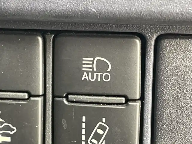 トヨタ ヴォクシー ZS 煌Ⅱ 群馬県 2016(平28)年 6.8万km ホワイトパールクリスタルシャイン １２型後席モニター　アルパイン９型ナビ　フルセグＴＶ　バックカメラ　両側電動スライドドア　衝突被害軽減ブレーキ　レーンアシスト　ＬＥＤライト　オートハイビーム　ビルトインＥＴＣ　スマートキー　禁煙車