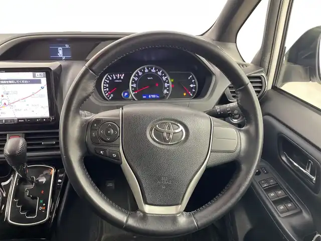 トヨタ ヴォクシー ZS 煌Ⅱ 群馬県 2016(平28)年 6.8万km ホワイトパールクリスタルシャイン １２型後席モニター　アルパイン９型ナビ　フルセグＴＶ　バックカメラ　両側電動スライドドア　衝突被害軽減ブレーキ　レーンアシスト　ＬＥＤライト　オートハイビーム　ビルトインＥＴＣ　スマートキー　禁煙車