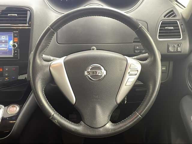 日産 セレナ HWS S HV Vセレ Aセーフ 愛知県 2015(平27)年 6.5万km インペリアルアンバーP 純正ナビ/【Bluetooth/フルセグTV/CD/DVD/USB/AM/FM】/両側パワースライドドア/純正フリップダウンモニター/全方位カメラ/衝突被害軽減ブレーキ/レーンアシスト/横滑り防止装置/クルーズコントロール/サンシェード/格納式テーブル/ETC/スマートキー/プッシュスタート/オートライト/電動格納ミラー/純正16インチアルミホイール