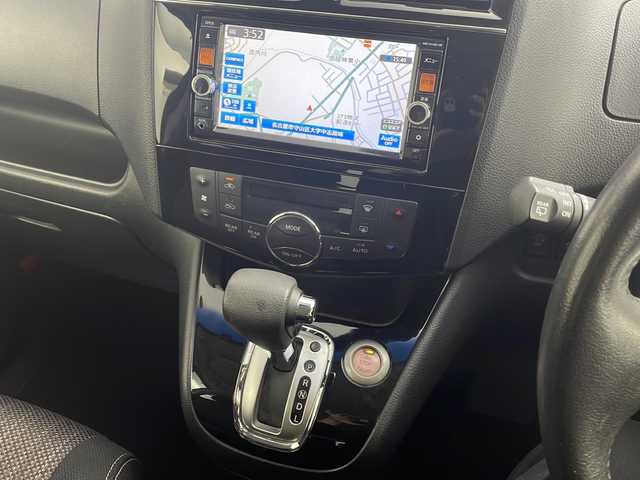 日産 セレナ HWS S HV Vセレ Aセーフ 愛知県 2015(平27)年 6.5万km インペリアルアンバーP 純正ナビ/【Bluetooth/フルセグTV/CD/DVD/USB/AM/FM】/両側パワースライドドア/純正フリップダウンモニター/全方位カメラ/衝突被害軽減ブレーキ/レーンアシスト/横滑り防止装置/クルーズコントロール/サンシェード/格納式テーブル/ETC/スマートキー/プッシュスタート/オートライト/電動格納ミラー/純正16インチアルミホイール