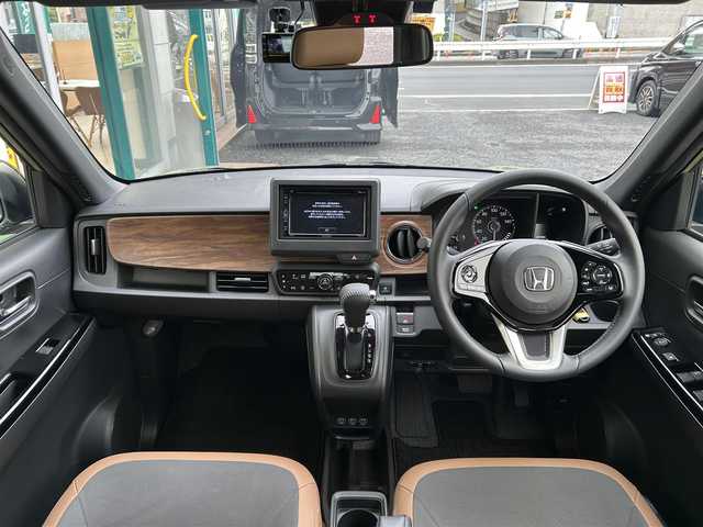 ホンダ Ｎ ＯＮＥ オリジナル スタイル+アーバン 東京都 2023(令5)年 2.7万km ガーデングリーンM 社外ディスプレイオーディオ/CD/FM・AM/AUX/USB/Bluetooth//バックカメラ/ETC/ドライブレコーダー/衝突軽減ブレーキ/アダクティブクルーズコントロール/レーンキープアシストシステム/コーナーセンサー/電動パーキングブレーキ/オートブレーキホールド/LEDヘッドライト/ウッド調パネル/タン×チャコールフロントコンビシート/シートヒーター/保証書/取扱説明書/スペアキー