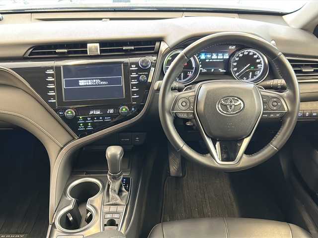 トヨタ カムリ WSレザーパッケージ 岐阜県 2019(令1)年 1.7万km アティチュードブラックマイカ プリクラッシュセーフティ/車線逸脱警報/ブラインドスポットモニター/オートマチックハイビーム/LEDヘッドライト/純正ナビ/フルセグTV/DVD/バックカメラ/クリアランスソナー/黒革シート/前席シートヒーター/レーダークルーズコントロール/純正18インチアルミホイール/ヘッドアップディスプレイ/パドルシフト/前後ドライブレコーダー/ビルトインETC2.0/パドルシフト/サイドシルスポイラー/トランクスポイラー