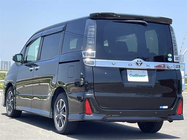 トヨタ ヴォクシー ZS 煌Ⅱ 佐賀県 2020(令2)年 6.2万km イナズマスパーキングブラックガラスフレーク 純正10インチナビ/・フルセグTV/CD/DVD/SD/Bluetooth/フリップダウンモニター /バックカメラ/両側パワースライドドア/前後ドライブレコーダー/クルーズコントロール/アイドリングストップ/シートバックテーブル/コーナーセンサー/プッシュスタート/スマートキー/ビルトインETC/オートライト/LEDヘッドライト/純正フロアマット/純正ドアバイザー