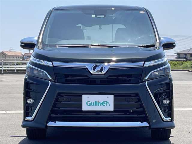 トヨタ ヴォクシー ZS 煌Ⅱ 佐賀県 2020(令2)年 6.2万km イナズマスパーキングブラックガラスフレーク 純正10インチナビ/・フルセグTV/CD/DVD/SD/Bluetooth/フリップダウンモニター /バックカメラ/両側パワースライドドア/前後ドライブレコーダー/クルーズコントロール/アイドリングストップ/シートバックテーブル/コーナーセンサー/プッシュスタート/スマートキー/ビルトインETC/オートライト/LEDヘッドライト/純正フロアマット/純正ドアバイザー