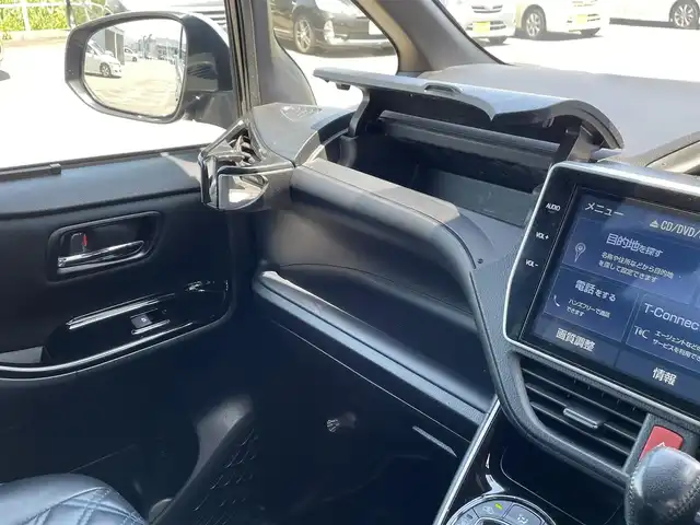 トヨタ ヴォクシー ZS 煌Ⅱ 佐賀県 2020(令2)年 6.2万km イナズマスパーキングブラックガラスフレーク 純正10インチナビ/・フルセグTV/CD/DVD/SD/Bluetooth/フリップダウンモニター /バックカメラ/両側パワースライドドア/前後ドライブレコーダー/クルーズコントロール/アイドリングストップ/シートバックテーブル/コーナーセンサー/プッシュスタート/スマートキー/ビルトインETC/オートライト/LEDヘッドライト/純正フロアマット/純正ドアバイザー