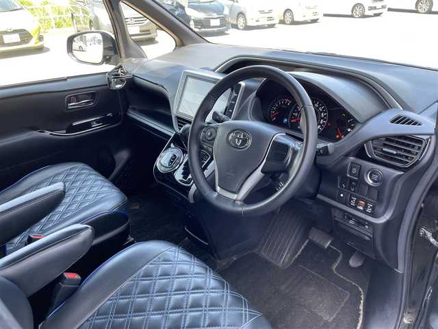 トヨタ ヴォクシー ZS 煌Ⅱ 佐賀県 2020(令2)年 6.2万km イナズマスパーキングブラックガラスフレーク 純正10インチナビ/・フルセグTV/CD/DVD/SD/Bluetooth/フリップダウンモニター /バックカメラ/両側パワースライドドア/前後ドライブレコーダー/クルーズコントロール/アイドリングストップ/シートバックテーブル/コーナーセンサー/プッシュスタート/スマートキー/ビルトインETC/オートライト/LEDヘッドライト/純正フロアマット/純正ドアバイザー