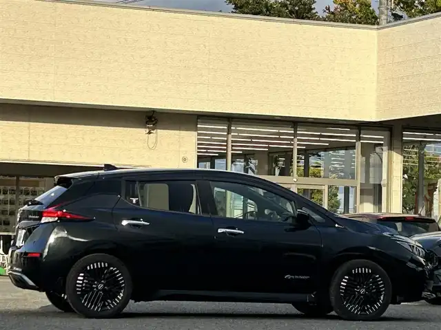 日産 リーフ X Vセレクション 宮城県 2024(令6)年 0.6万km 黒 純正ディーラーナビ/プロパイロット/ＡＭ／ＦＭ／ＵＳＢ／Ｂｌｕｅｔｏｏｔｈ/フルセグＴＶ/デジタルインナーミラー/アラウンドビューモニター/プリクラッシュセーフティ/ブラインドスポットモニター/レーダークルーズコントロール/オートハイビーム/ＥＴＣ２．０/ハンドルヒーター/前席シートヒーター/社外ドラレコ前後/純正フロアマット/スペアキー×１/充電器なし/カラーコード　GAT