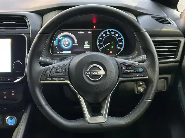 日産 リーフ X Vセレクション 宮城県 2024(令6)年 0.6万km 黒 純正ディーラーナビ/プロパイロット/ＡＭ／ＦＭ／ＵＳＢ／Ｂｌｕｅｔｏｏｔｈ/フルセグＴＶ/デジタルインナーミラー/アラウンドビューモニター/プリクラッシュセーフティ/ブラインドスポットモニター/レーダークルーズコントロール/オートハイビーム/ＥＴＣ２．０/ハンドルヒーター/前席シートヒーター/社外ドラレコ前後/純正フロアマット/スペアキー×１/充電器なし/カラーコード　GAT