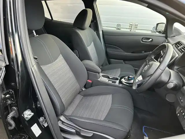 日産 リーフ X Vセレクション 宮城県 2024(令6)年 0.6万km 黒 純正ディーラーナビ/プロパイロット/ＡＭ／ＦＭ／ＵＳＢ／Ｂｌｕｅｔｏｏｔｈ/フルセグＴＶ/デジタルインナーミラー/アラウンドビューモニター/プリクラッシュセーフティ/ブラインドスポットモニター/レーダークルーズコントロール/オートハイビーム/ＥＴＣ２．０/ハンドルヒーター/前席シートヒーター/社外ドラレコ前後/純正フロアマット/スペアキー×１/充電器なし/カラーコード　GAT