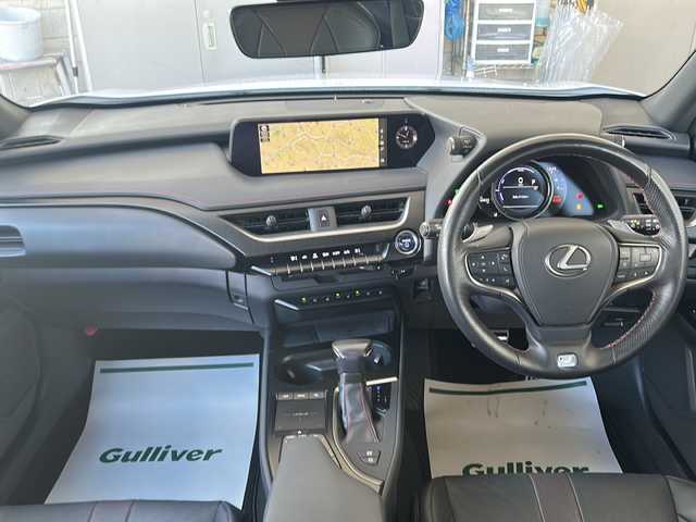 レクサス ＵＸ 250h Fスポーツ 神奈川県 2019(平31)年 6.9万km ホワイトノーヴァガラスフレーク ワンオーナー/サンルーフ/純正ナビ(CD/DVD/SD/USB/AUX/BT/フルセグTV)/バックカメラ/黒レザーシート/衝突被害軽減ブレーキ/レーンキープアシスト/オートハイビーム/クリアランスソナー/ブラインドスポットモニター/レーダークルーズコントロール/パドルシフト/D/N席パワーシート(D席メモリー機能)/D/N席シートヒーター・シートエアコン/ステアリングヒーター/アクティブサウンドコントロール/パワーバックドア/ビルトインETC2.0/ISOFIX/スペアスマートキー×1・カードキー×1/保証書/取扱説明書