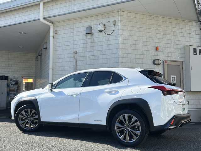 レクサス ＵＸ 250h Fスポーツ 神奈川県 2019(平31)年 6.9万km ホワイトノーヴァガラスフレーク ワンオーナー/サンルーフ/純正ナビ(CD/DVD/SD/USB/AUX/BT/フルセグTV)/バックカメラ/黒レザーシート/衝突被害軽減ブレーキ/レーンキープアシスト/オートハイビーム/クリアランスソナー/ブラインドスポットモニター/レーダークルーズコントロール/パドルシフト/D/N席パワーシート(D席メモリー機能)/D/N席シートヒーター・シートエアコン/ステアリングヒーター/アクティブサウンドコントロール/パワーバックドア/ビルトインETC2.0/ISOFIX/スペアスマートキー×1・カードキー×1/保証書/取扱説明書