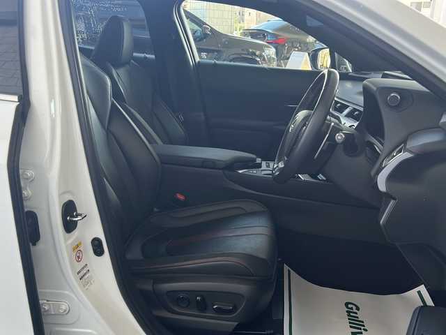 レクサス ＵＸ 250h Fスポーツ 神奈川県 2019(平31)年 6.9万km ホワイトノーヴァガラスフレーク ワンオーナー/サンルーフ/純正ナビ(CD/DVD/SD/USB/AUX/BT/フルセグTV)/バックカメラ/黒レザーシート/衝突被害軽減ブレーキ/レーンキープアシスト/オートハイビーム/クリアランスソナー/ブラインドスポットモニター/レーダークルーズコントロール/パドルシフト/D/N席パワーシート(D席メモリー機能)/D/N席シートヒーター・シートエアコン/ステアリングヒーター/アクティブサウンドコントロール/パワーバックドア/ビルトインETC2.0/ISOFIX/スペアスマートキー×1・カードキー×1/保証書/取扱説明書