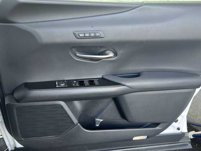 レクサス ＵＸ 250h Fスポーツ 神奈川県 2019(平31)年 6.9万km ホワイトノーヴァガラスフレーク ワンオーナー/サンルーフ/純正ナビ(CD/DVD/SD/USB/AUX/BT/フルセグTV)/バックカメラ/黒レザーシート/衝突被害軽減ブレーキ/レーンキープアシスト/オートハイビーム/クリアランスソナー/ブラインドスポットモニター/レーダークルーズコントロール/パドルシフト/D/N席パワーシート(D席メモリー機能)/D/N席シートヒーター・シートエアコン/ステアリングヒーター/アクティブサウンドコントロール/パワーバックドア/ビルトインETC2.0/ISOFIX/スペアスマートキー×1・カードキー×1/保証書/取扱説明書