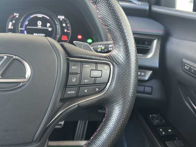 レクサス ＵＸ 250h Fスポーツ 神奈川県 2019(平31)年 6.9万km ホワイトノーヴァガラスフレーク ワンオーナー/サンルーフ/純正ナビ(CD/DVD/SD/USB/AUX/BT/フルセグTV)/バックカメラ/黒レザーシート/衝突被害軽減ブレーキ/レーンキープアシスト/オートハイビーム/クリアランスソナー/ブラインドスポットモニター/レーダークルーズコントロール/パドルシフト/D/N席パワーシート(D席メモリー機能)/D/N席シートヒーター・シートエアコン/ステアリングヒーター/アクティブサウンドコントロール/パワーバックドア/ビルトインETC2.0/ISOFIX/スペアスマートキー×1・カードキー×1/保証書/取扱説明書