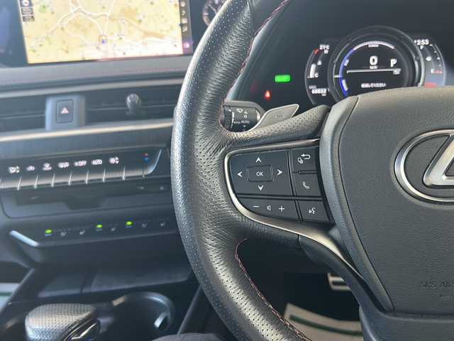 レクサス ＵＸ 250h Fスポーツ 神奈川県 2019(平31)年 6.9万km ホワイトノーヴァガラスフレーク ワンオーナー/サンルーフ/純正ナビ(CD/DVD/SD/USB/AUX/BT/フルセグTV)/バックカメラ/黒レザーシート/衝突被害軽減ブレーキ/レーンキープアシスト/オートハイビーム/クリアランスソナー/ブラインドスポットモニター/レーダークルーズコントロール/パドルシフト/D/N席パワーシート(D席メモリー機能)/D/N席シートヒーター・シートエアコン/ステアリングヒーター/アクティブサウンドコントロール/パワーバックドア/ビルトインETC2.0/ISOFIX/スペアスマートキー×1・カードキー×1/保証書/取扱説明書