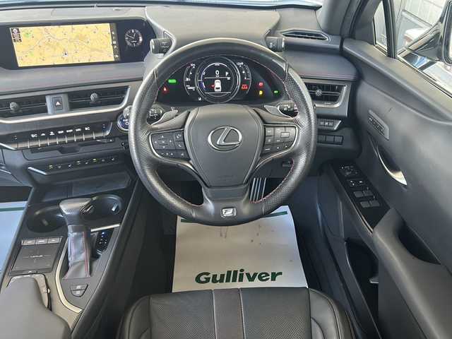 レクサス ＵＸ 250h Fスポーツ 神奈川県 2019(平31)年 6.9万km ホワイトノーヴァガラスフレーク ワンオーナー/サンルーフ/純正ナビ(CD/DVD/SD/USB/AUX/BT/フルセグTV)/バックカメラ/黒レザーシート/衝突被害軽減ブレーキ/レーンキープアシスト/オートハイビーム/クリアランスソナー/ブラインドスポットモニター/レーダークルーズコントロール/パドルシフト/D/N席パワーシート(D席メモリー機能)/D/N席シートヒーター・シートエアコン/ステアリングヒーター/アクティブサウンドコントロール/パワーバックドア/ビルトインETC2.0/ISOFIX/スペアスマートキー×1・カードキー×1/保証書/取扱説明書